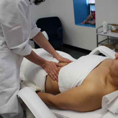 Therapist performing fat reduction and body contouring treatment